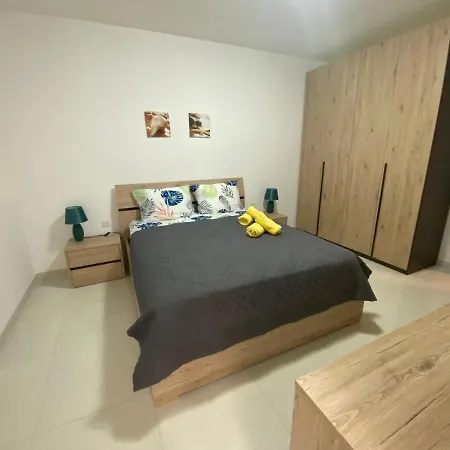 Sunshine - Modern Three Bedroom Ground Floor With Yard *