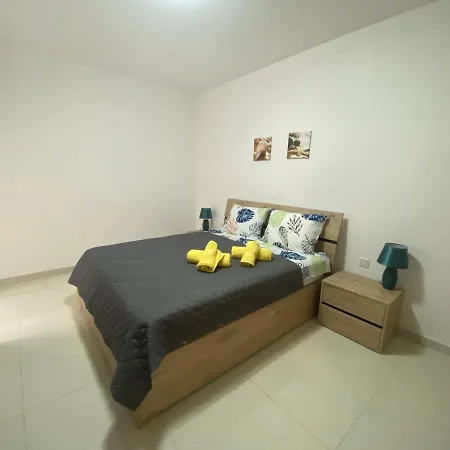 Apartman Sunshine - Modern Three Bedroom Ground Floor With Yard *