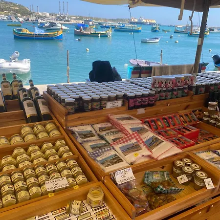 Sunshine - Modern Three Bedroom Ground Floor With Yard