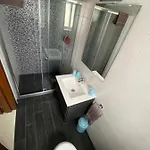 Sunshine - Modern Three Bedroom Ground Floor With Yard *