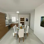 شقة Sunshine - Modern Three Bedroom Ground Floor With Yard