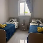 Sunshine - Modern Three Bedroom Ground Floor With Yard * المليحة