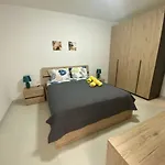 Sunshine - Modern Three Bedroom Ground Floor With Yard *