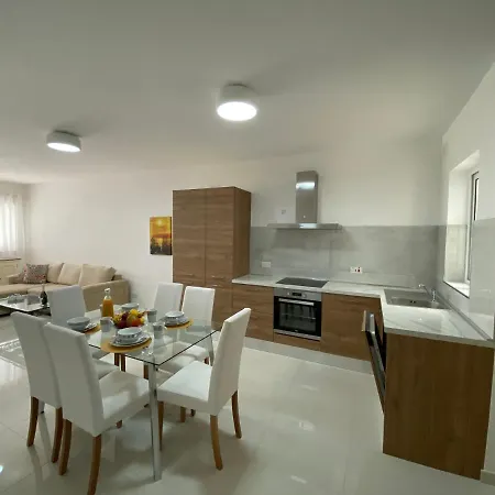 Апартаменты Sunshine - Modern Three Bedroom Ground Floor With Yard