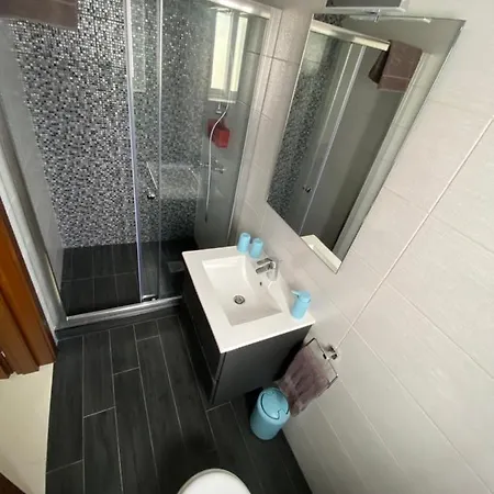 Sunshine - Modern Three Bedroom Ground Floor With Yard *