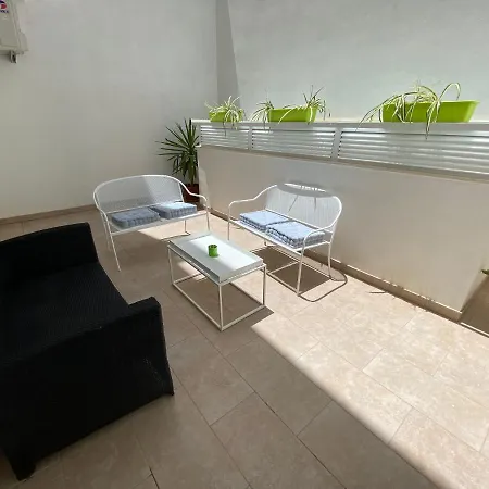 Sunshine - Modern Three Bedroom Ground Floor With Yard Appartamento