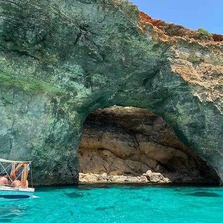 Sunshine - Modern Three Bedroom Ground Floor With Yard *