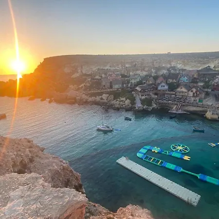 Sunshine - Modern Three Bedroom Ground Floor With Yard