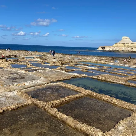 Sunshine - Modern Three Bedroom Ground Floor With Yard