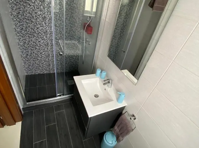 Sunshine - Modern Three Bedroom Ground Floor With Yard *