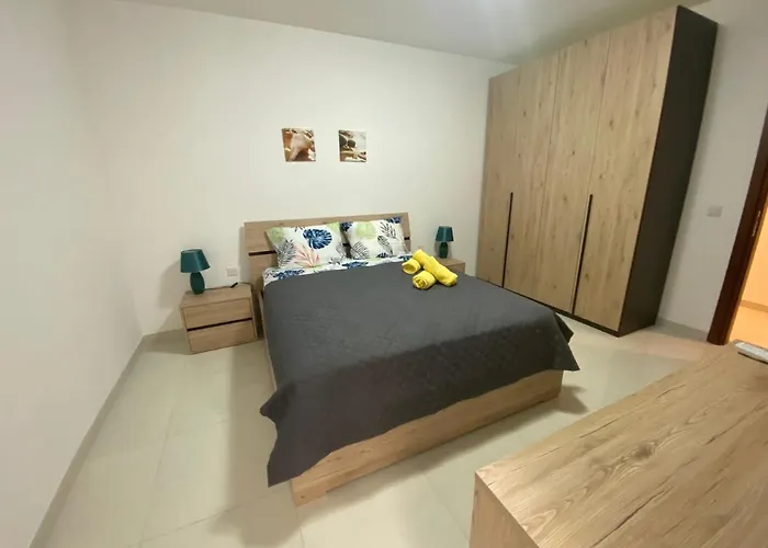 Sunshine - Modern Three Bedroom Ground Floor With Yard *