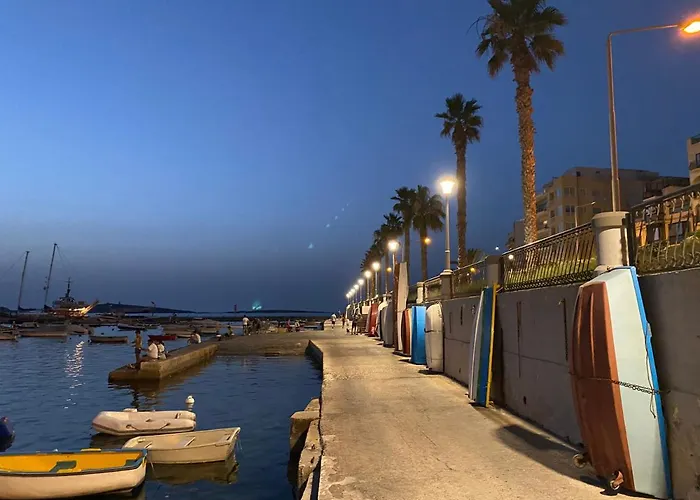 Sunshine - Modern Three Bedroom Ground Floor With Yard