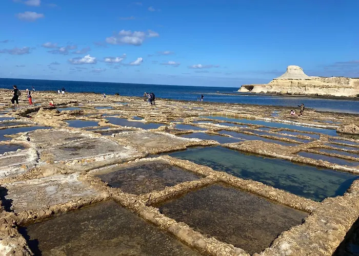 Sunshine - Modern Three Bedroom Ground Floor With Yard