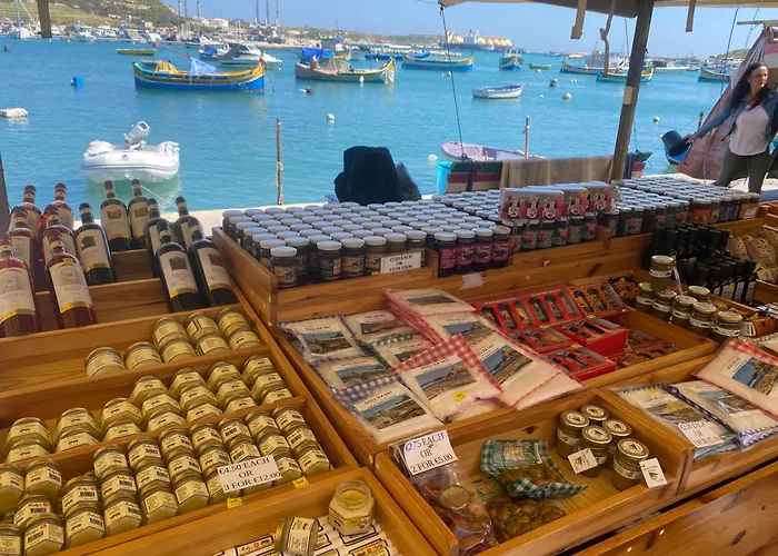 Sunshine - Modern Three Bedroom Ground Floor With Yard